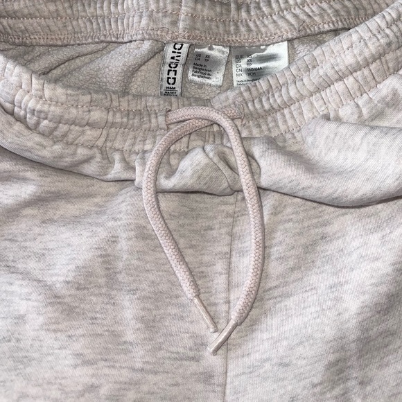 H&M sweatpants! Very flattering ☺️🎀 - Picture 4 of 4